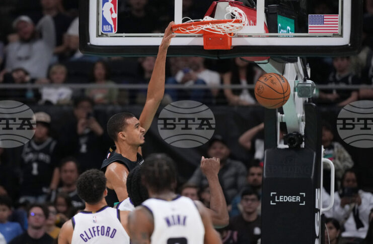 Виктор Уембаняма поведе Сан Антонио Спърс при победата срещу Сакраменто Кингс в НБА