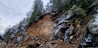 Временни ограничения на движението са въведени по пътищата Смолян - Пампорово и Широка лъка - Девин заради паднали скални отломки