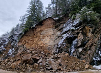Временни ограничения на движението са въведени по пътищата Смолян - Пампорово и Широка лъка - Девин заради паднали скални отломки