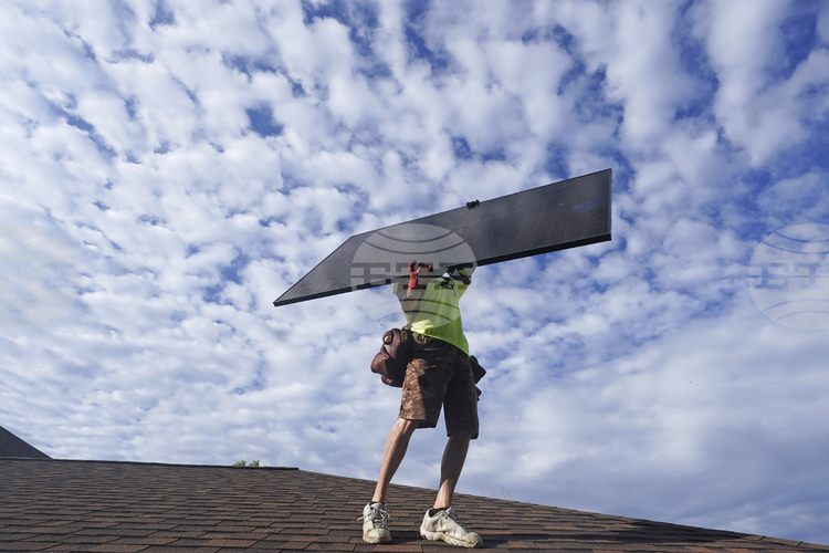 Вятърната и слънчевата енергия през 2025 г. за първи път са произвели повече електроенергия в ЕС от изкопаемите горива
