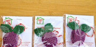 Занаятчии, търговци и представители на социални услуги участват в базар за мартеници в Троян