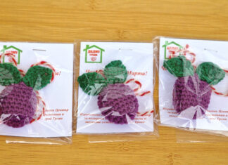 Занаятчии, търговци и представители на социални услуги участват в базар за мартеници в Троян