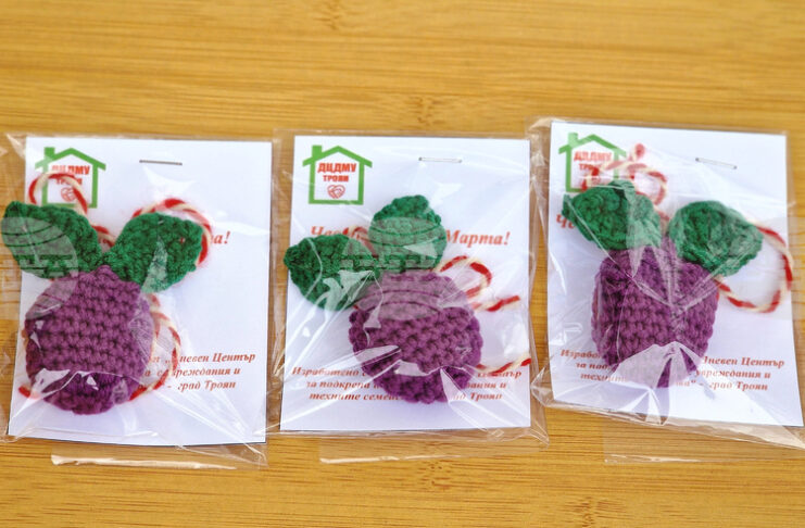 Занаятчии, търговци и представители на социални услуги участват в базар за мартеници в Троян