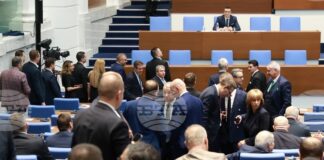 Заради напрежение между ИТН и ПП-ДБ след декларация по случая "Петрохан" заседанието на парламента беше прекъснато малко след началото му