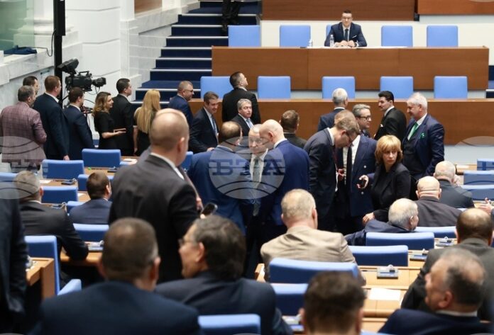 Заради напрежение между ИТН и ПП-ДБ след декларация по случая "Петрохан" заседанието на парламента беше прекъснато малко след началото му