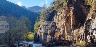 Заради паднала скална маса движението по пътя Симитли - Кресна се осъществява двупосочно в една лента