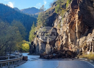 Заради паднала скална маса движението по пътя Симитли - Кресна се осъществява двупосочно в една лента