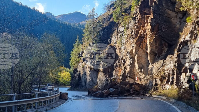 Заради паднала скална маса движението по пътя Симитли - Кресна се осъществява двупосочно в една лента
