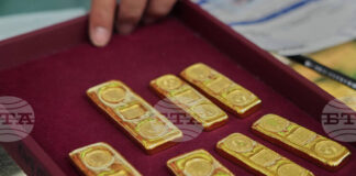 Златото поевтинява леко при слаба търговия и реализиране на печалби