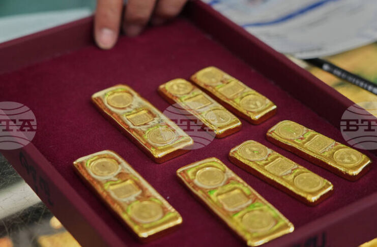 Златото поевтинява леко при слаба търговия и реализиране на печалби