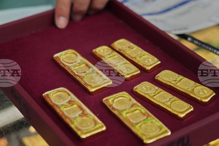 Цената на златото леко намаля в понеделник след като търговията