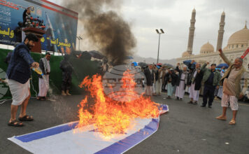 Хутите се включиха във войната в Близкия изток, напрежението в региона расте Привърженици на хутите горят израелско знаме по време на протест в йеменската столица Сана против войната на Израел и САЩ срещу Иран, 6 март 2026 г.