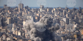 Дим се издига над ливанската столица Бейрут след израелски удар, 6 март 2026 г.