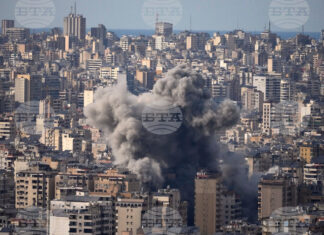 Дим се издига над ливанската столица Бейрут след израелски удар, 6 март 2026 г.