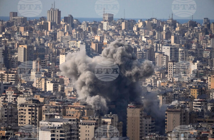 Дим се издига над ливанската столица Бейрут след израелски удар, 6 март 2026 г.