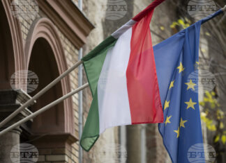 ЕС се подготвя за деня след унгарските избори Знамената на Унгария и ЕС на фасадата на сграда в центъра на Будапеща