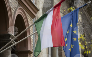 Знамената на Унгария и ЕС на фасадата на сграда в центъра на Будапеща