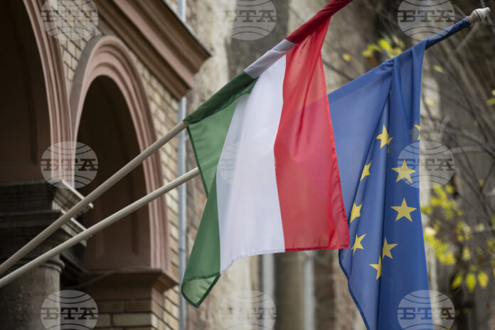 Знамената на Унгария и ЕС на фасадата на сграда в центъра на Будапеща