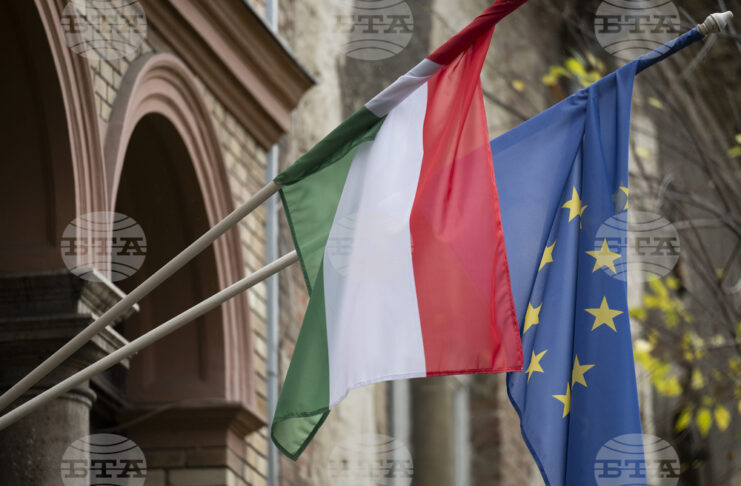 Знамената на Унгария и ЕС на фасадата на сграда в центъра на Будапеща