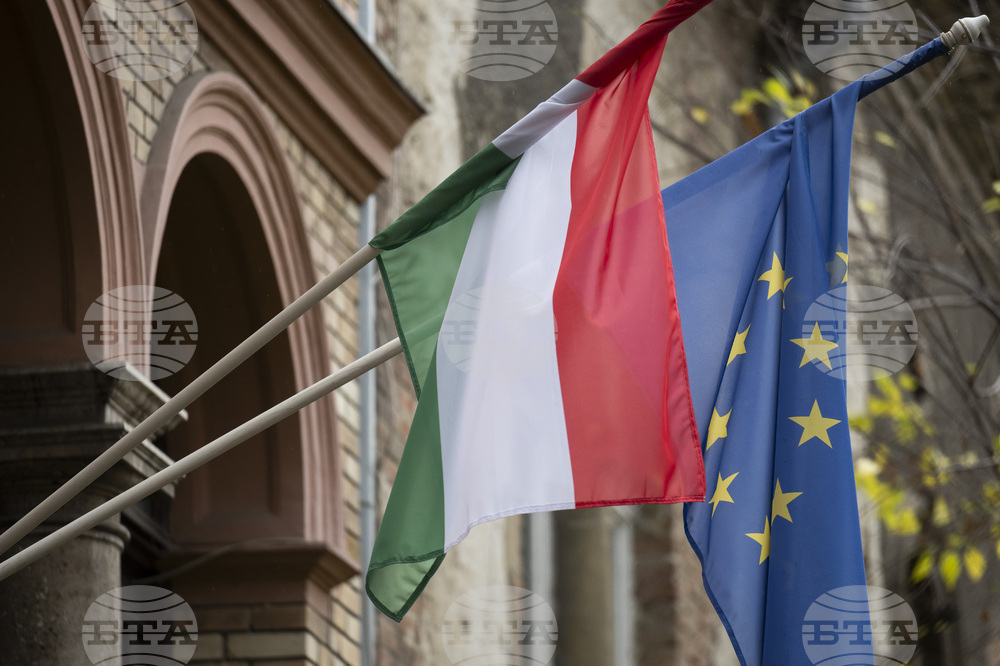 Знамената на Унгария и ЕС на фасадата на сграда в центъра на Будапеща