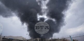 Дим се издига от съоръжение за съхранение на петрол, ударено от американско-израелска така в Техеран, 8 март 2026 г.,