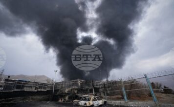 Дим се издига от съоръжение за съхранение на петрол, ударено от американско-израелска така в Техеран, 8 март 2026 г.,