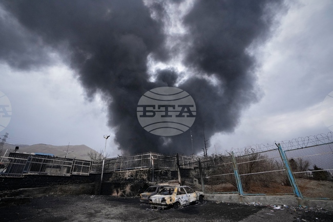 Дим се издига от съоръжение за съхранение на петрол, ударено от американско-израелска така в Техеран, 8 март 2026 г.,