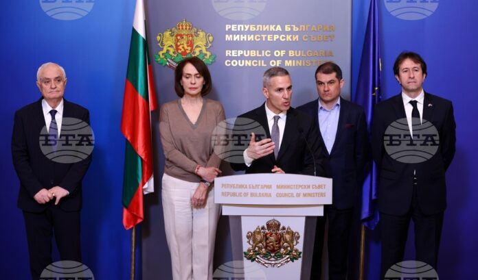 министър-председател Андрей Гюров по време на брифинг в Министерски съвет.