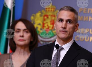 На снимката: служебният министър на външните работи Надежда Нейнски и служебният министър-председател Андрей Гюров