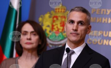 На снимката: служебният министър на външните работи Надежда Нейнски и служебният министър-председател Андрей Гюров