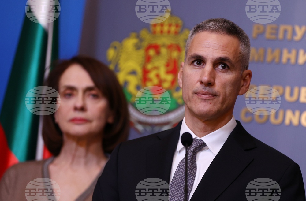 На снимката: служебният министър на външните работи Надежда Нейнски и служебният министър-председател Андрей Гюров