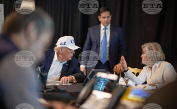 Президентът на САЩ Доналд Тръмп в резиденцията си във Флорида заедно със свои високопоставени приближени