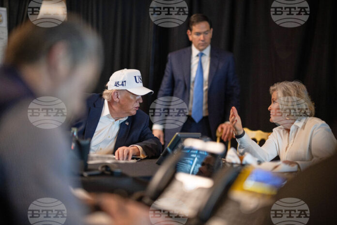 Президентът на САЩ Доналд Тръмп в резиденцията си във Флорида заедно със свои високопоставени приближени