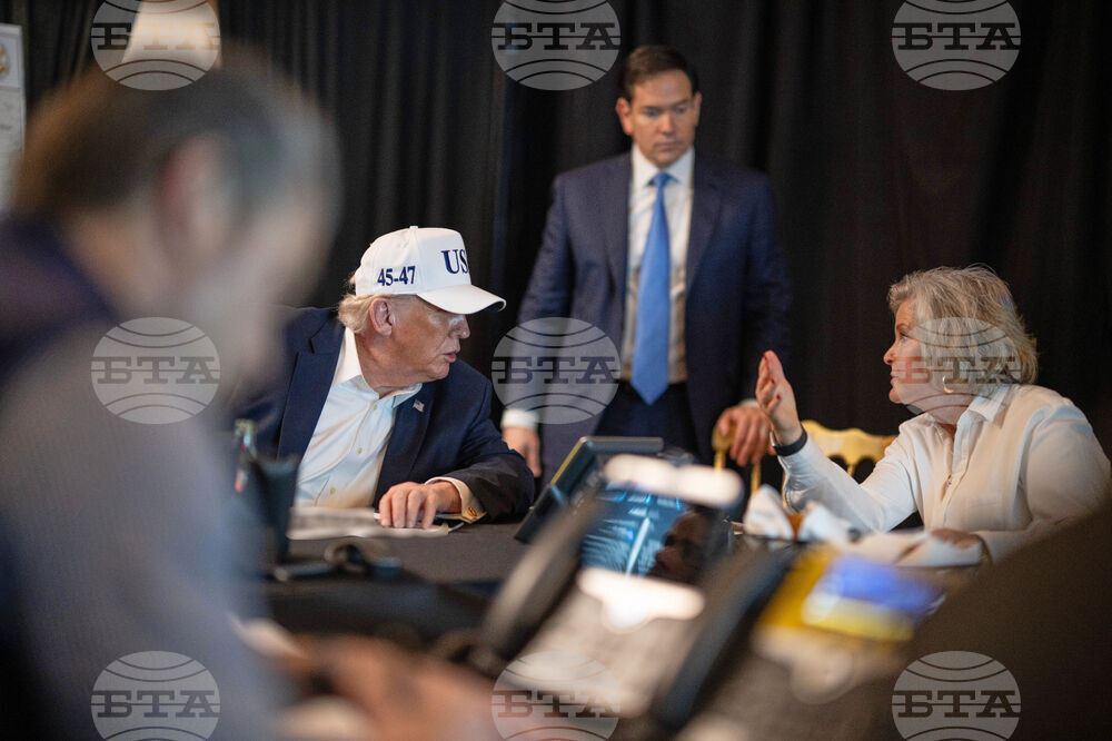 Президентът на САЩ Доналд Тръмп в резиденцията си във Флорида заедно със свои високопоставени приближени