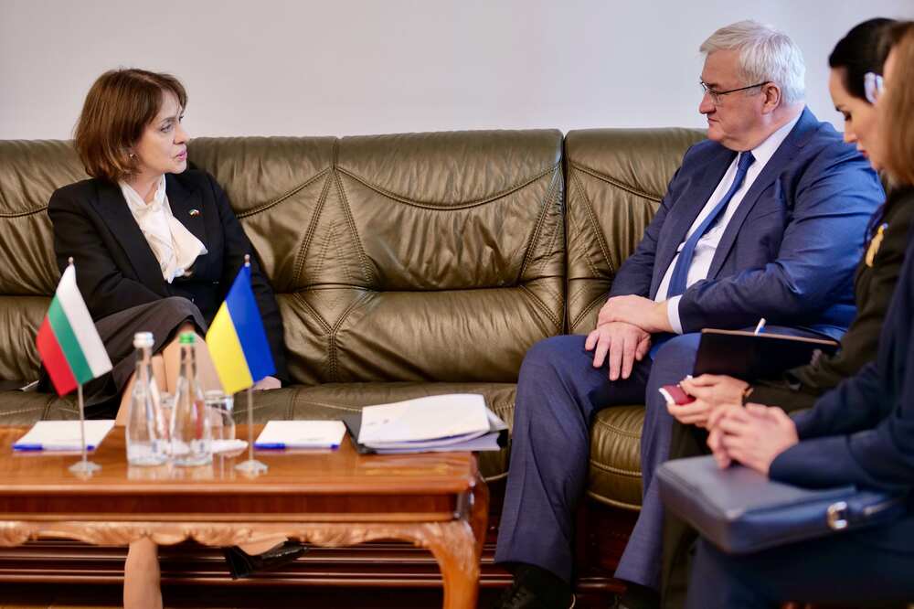 Министърът на външните работи Надежда Нейнски на среща с украинския си колега Андрий Сибига