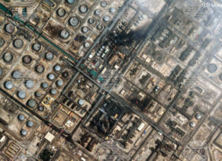 Сателитна снимка на "Вантор" (Vantor), която показва щети, нанесени от нападение с дрон на нефтопреработвателния комбинат в Рас Танура, Саудитска Арабия, 2 март 2026 г.