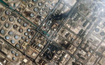 Сателитна снимка на "Вантор" (Vantor), която показва щети, нанесени от нападение с дрон на нефтопреработвателния комбинат в Рас Танура, Саудитска Арабия, 2 март 2026 г.