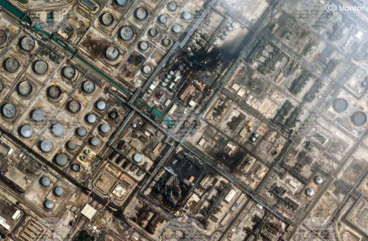 Сателитна снимка на "Вантор" (Vantor), която показва щети, нанесени от нападение с дрон на нефтопреработвателния комбинат в Рас Танура, Саудитска Арабия, 2 март 2026 г.