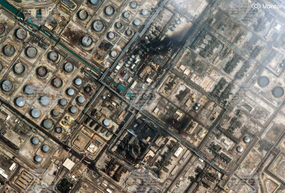 Сателитна снимка на "Вантор" (Vantor), която показва щети, нанесени от нападение с дрон на нефтопреработвателния комбинат в Рас Танура, Саудитска Арабия, 2 март 2026 г.