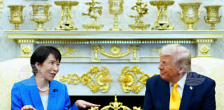 Японската премиерка Санае Такаичи разговаря днес с американския президент Доналд Тръмп в Овалния кабинет на Белия дом.