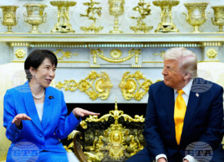 Японската премиерка Санае Такаичи разговаря днес с американския президент Доналд Тръмп в Овалния кабинет на Белия дом.