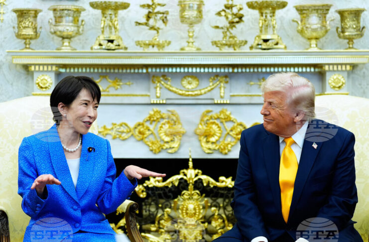 Японската премиерка Санае Такаичи разговаря днес с американския президент Доналд Тръмп в Овалния кабинет на Белия дом.