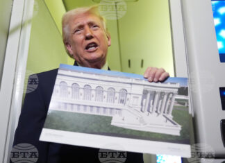 Доналд Тръмп показва проекти на новото Източното крило в Белия дом