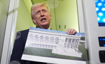 Доналд Тръмп показва проекти на новото Източното крило в Белия дом