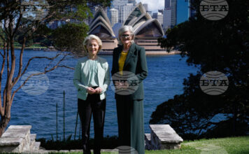 Председателят на ЕК Урсула фон дер Лайен (вляво) и генерал-губернаторът на Австралия Сам Мостин в Сидни, понеделник, 23 март 2026 г.