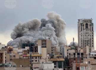 Дим се издига над Техеран след пореден удар, нанесен на 2 март 2026 г.