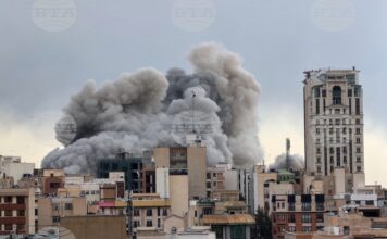 Дим се издига над Техеран след пореден удар, нанесен на 2 март 2026 г.