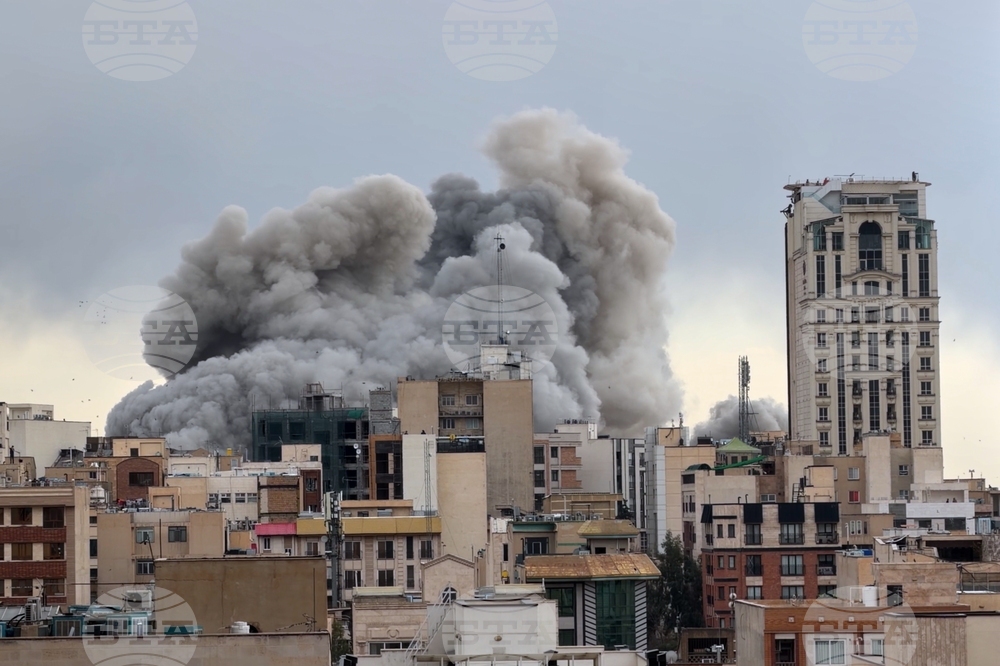 Дим се издига над Техеран след пореден удар, нанесен на 2 март 2026 г.