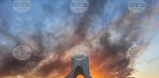 Дим се издига над Техеран след удар в рамките на американско-израелската операция срещу Иран, 3 март 2026