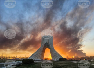 Дим се издига над Техеран след удар в рамките на американско-израелската операция срещу Иран, 3 март 2026